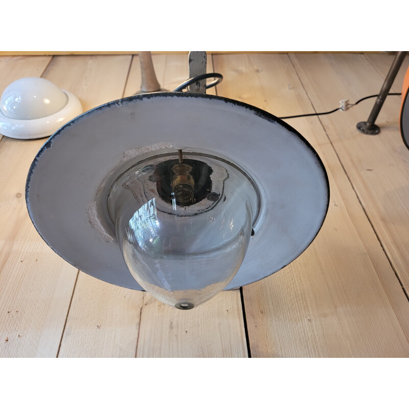 Vintage industriële hanglamp van geëmailleerd plaatstaal en glazen bol