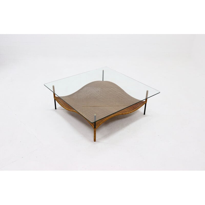 Table basse vintage à deux niveaux en rotin ondulé et verre, 1970