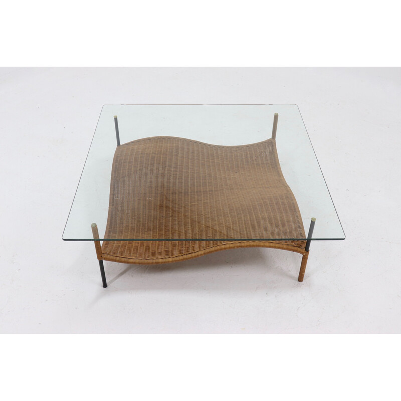 Tavolino vintage a due piani in rattan ondulato e vetro, anni '70
