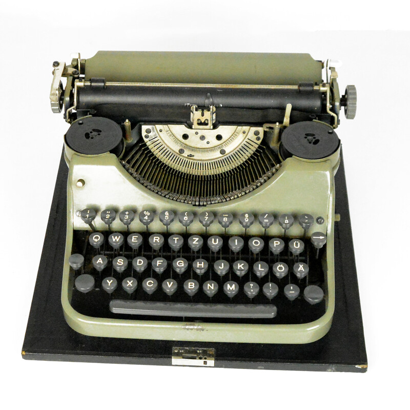 Máquina de escribir vintage en color amarillo
