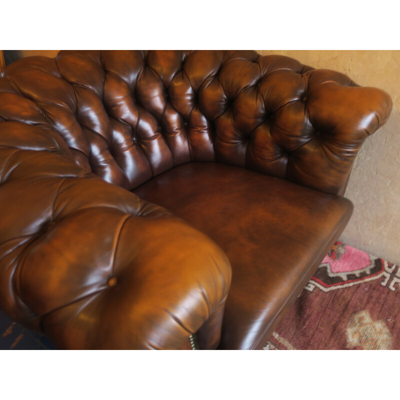 Vintage Chesterfield clubfauteuil en poef in kastanjekleurig leer