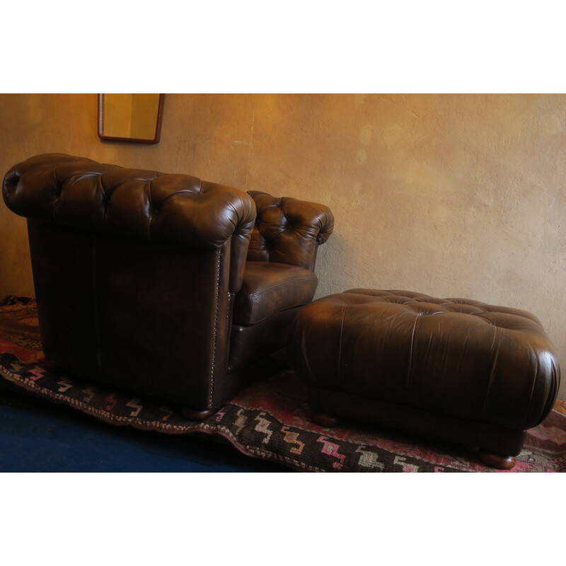 Vintage Chesterfield clubfauteuil en poef in kastanjekleurig leer