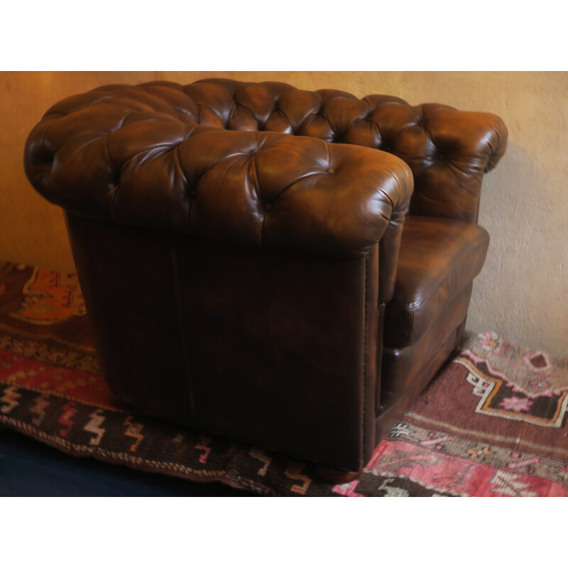 Fauteuil club vintage Chesterfield et ottoman en cuir couleur châtaigne