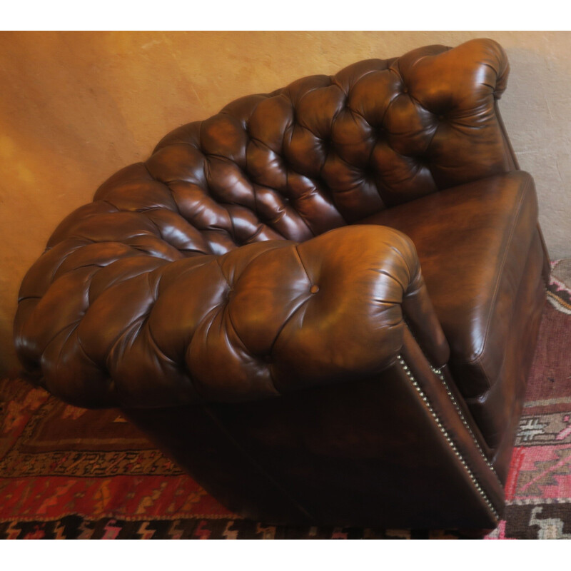 Fauteuil club vintage Chesterfield et ottoman en cuir couleur châtaigne