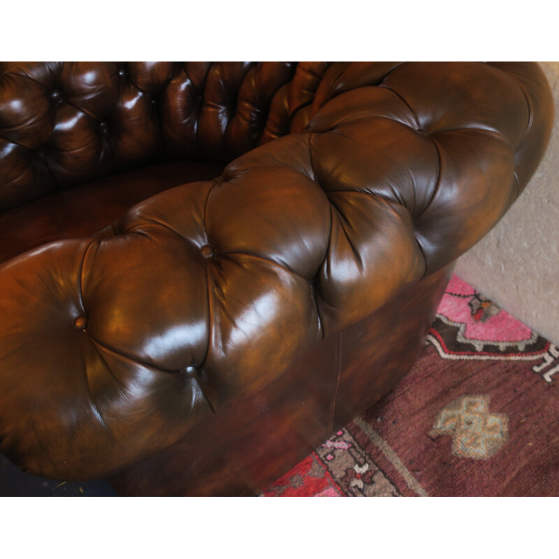 Vintage Chesterfield clubfauteuil en poef in kastanjekleurig leer