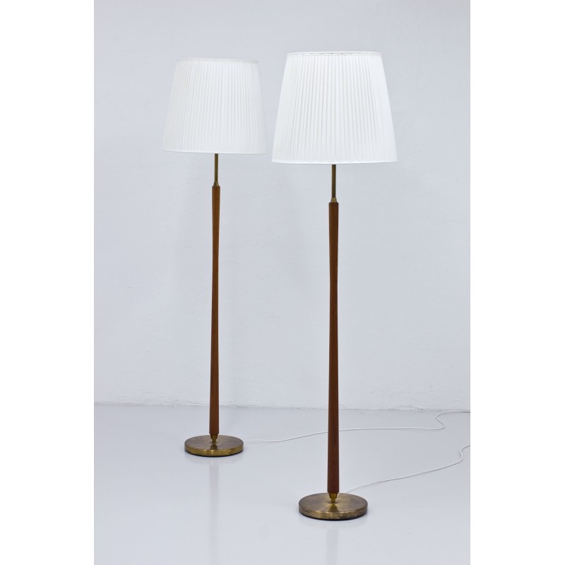 Paire de lampadaires suédois vintage en teck et laiton par Asea, 1940-1950