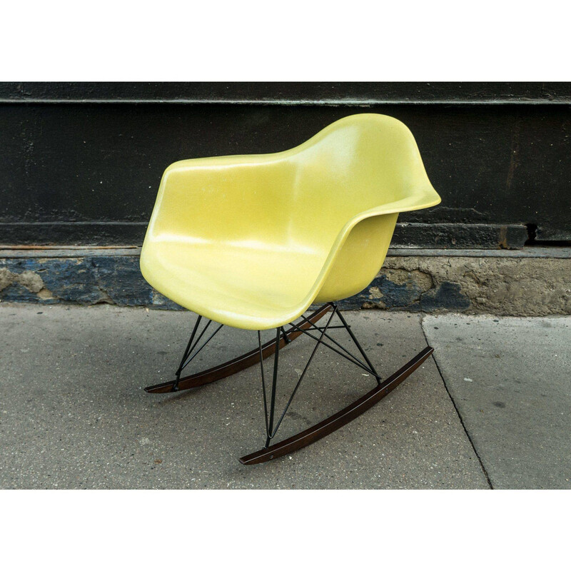 Sedia a dondolo vintage giallo limone di Charles e Ray Eames per Herman Miller, 1970