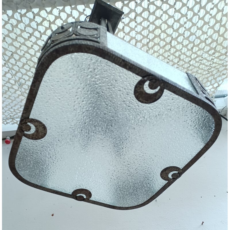 Lampada a sospensione vintage Art Déco in vetro opaco e ferro battuto