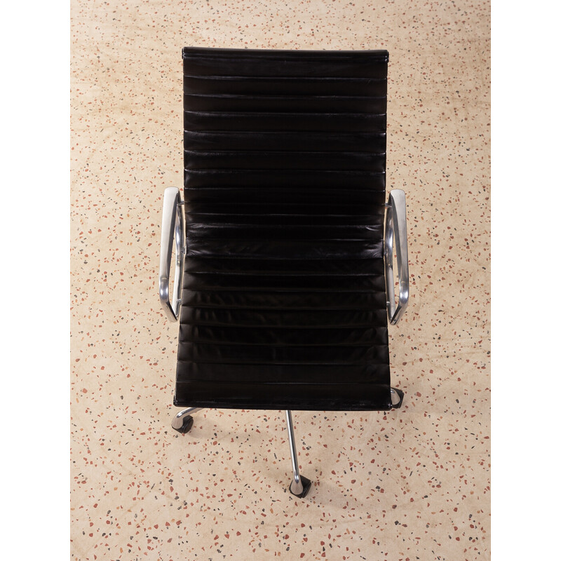 Poltrona Vintage em alumínio e couro preto por Charles e Ray Eames para Vitra, Noruega 1958s