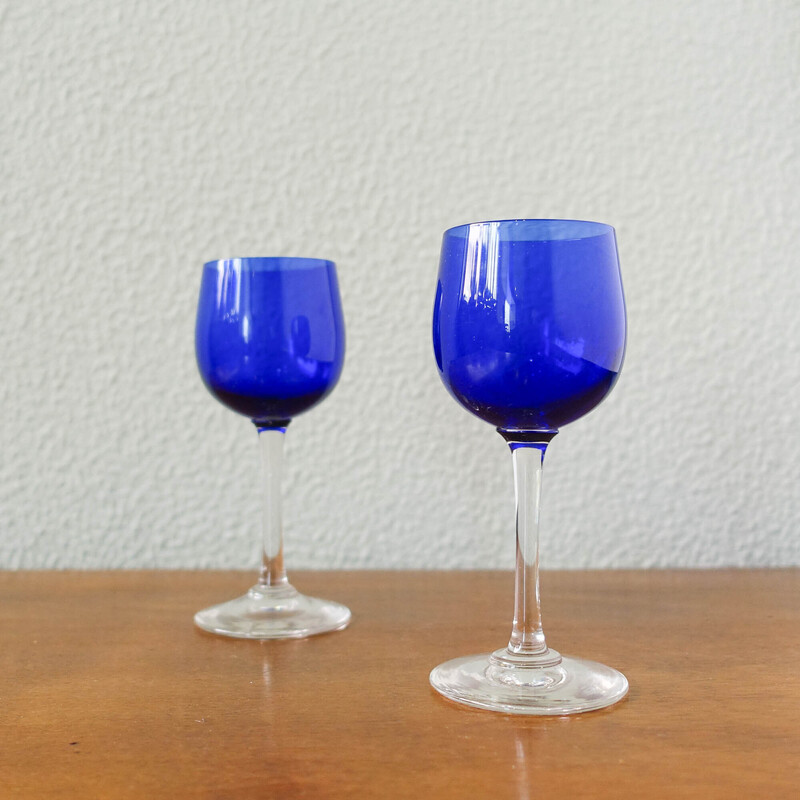 Bouteille vintage avec 2 verres en bleu cobalt par Marinha Grande, Portugal 1950