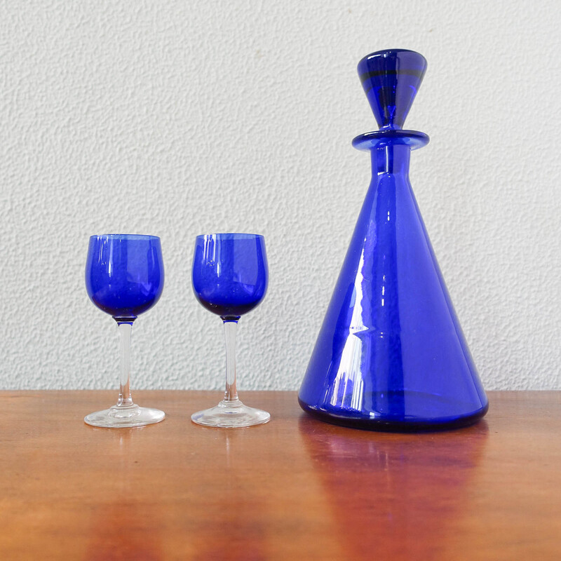 Botella vintage con 2 vasos en azul cobalto de Marinha Grande, Portugal años 50