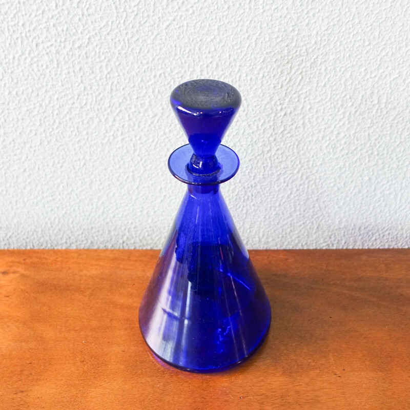 Bouteille vintage avec 2 verres en bleu cobalt par Marinha Grande, Portugal 1950