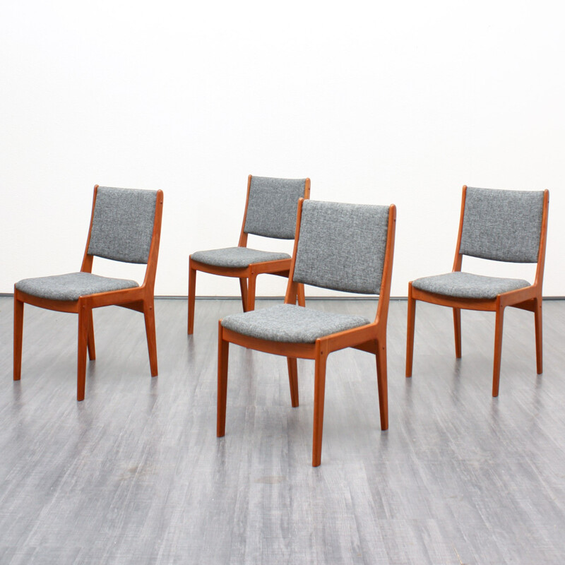 Ensemble de 4 chaises à repas en teck et retapissées - 1960