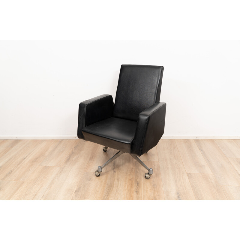 Vintage model 98 office armchair by Theo Ruth for Artifort