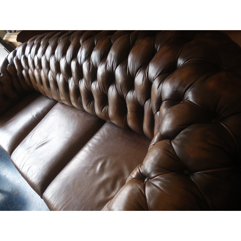 Divano Chesterfield vintage a 3 posti in pelle color castagno