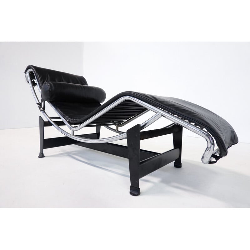 Vintage lounge chair Lc4 in black leather by Le Corbusier for Cassina, Italy 1960s