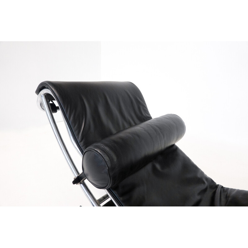 Vintage lounge chair Lc4 in black leather by Le Corbusier for Cassina, Italy 1960s