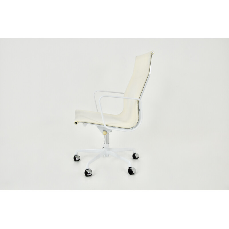 Vintage white office chair by Charles and Ray Eames for Herman Miller, 1970