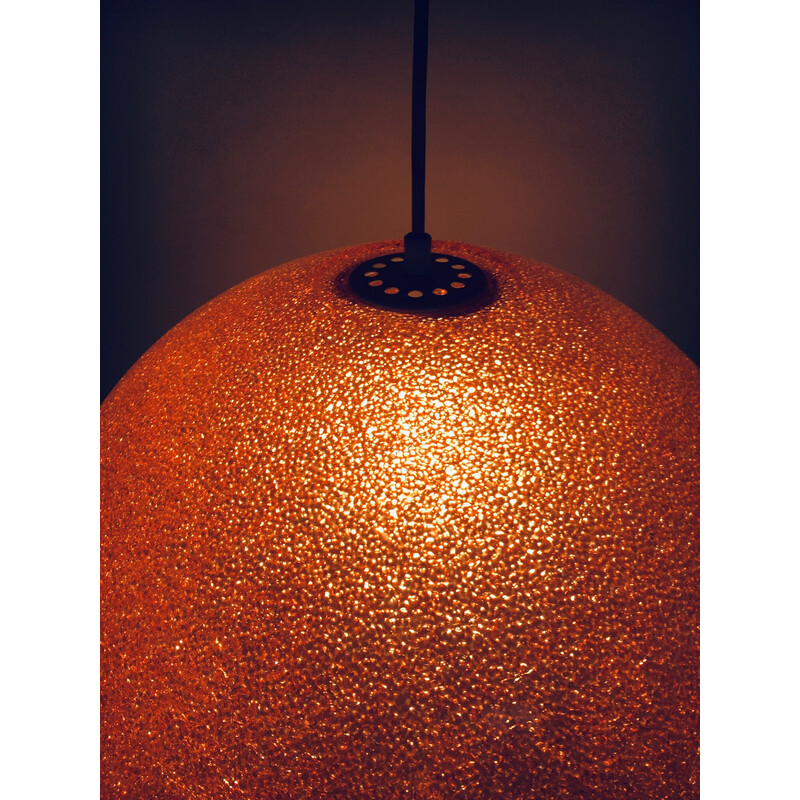 Lámpara colgante vintage esférica de resina naranja, Italia años 60