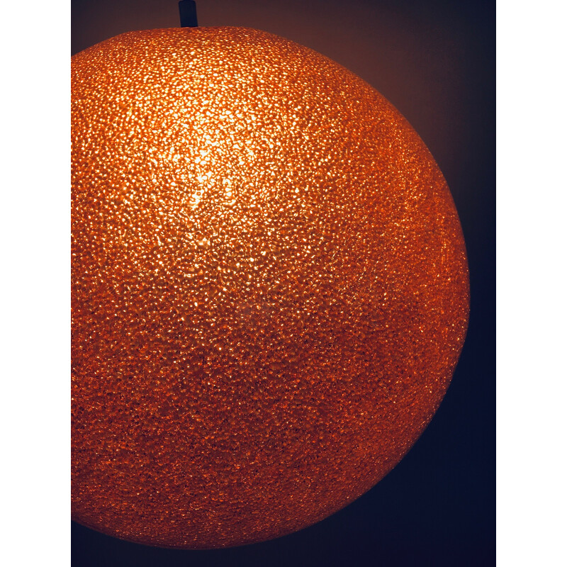 Lámpara colgante vintage esférica de resina naranja, Italia años 60