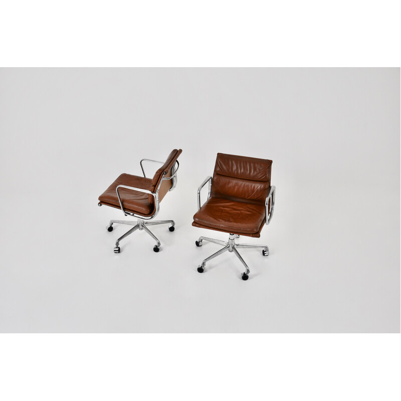 Coppia di poltrone vintage Soft Pad in pelle cognac di Charles e Ray Eames per Icf, 1970