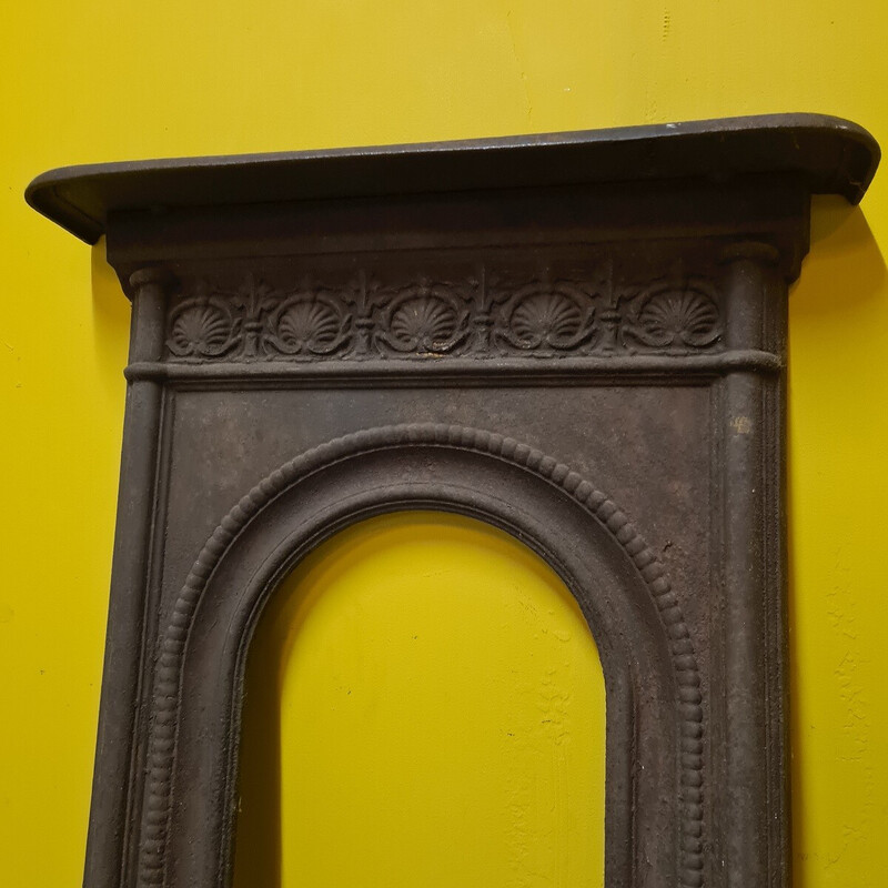 Frente de chimenea vintage de hierro fundido con motivo de concha