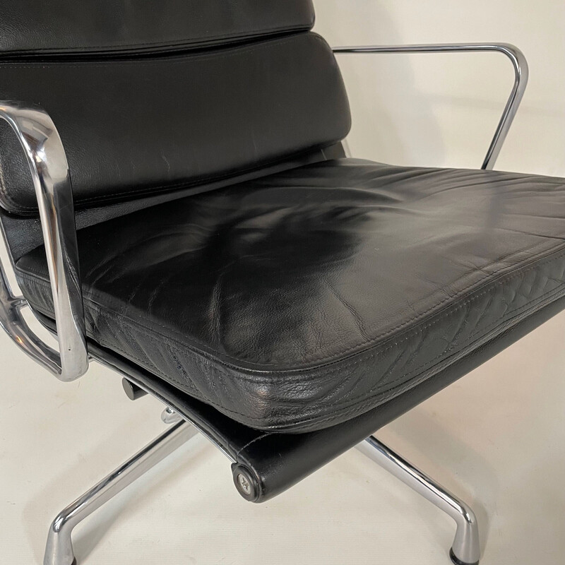 Vintage zwart lederen Ea 222 Soft Pad fauteuil van Charles en Ray Eames voor Vitra, jaren 2000