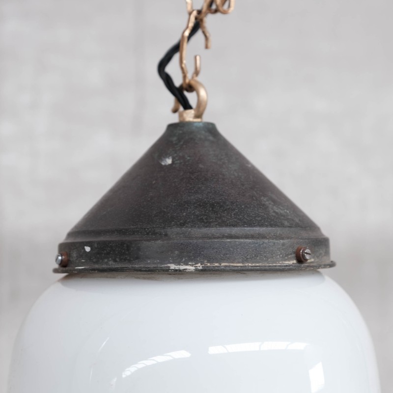 Pareja de lámparas colgantes vintage de cristal opalino bicolor, Francia años 50