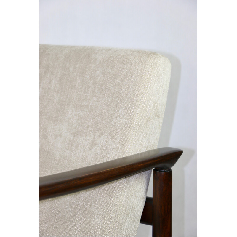 Vintage Gfm-142 fauteuil in hout en beige stof van Edmund Homa, 1970