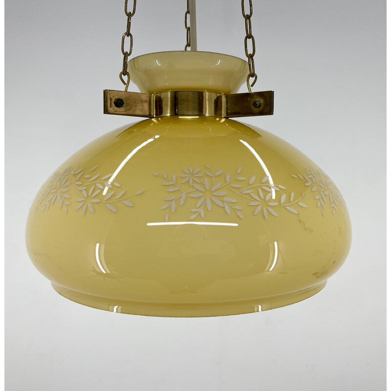 Lámpara colgante vintage de vidrio y latón, 1950
