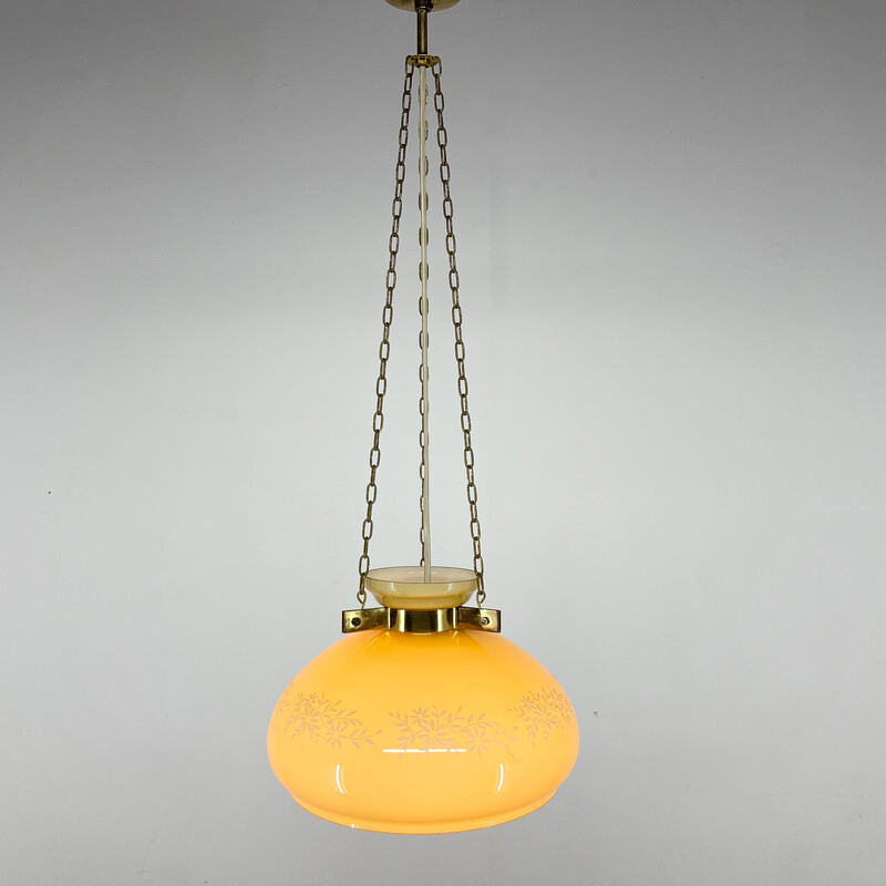 Lampada a sospensione d'epoca in vetro e ottone, 1950