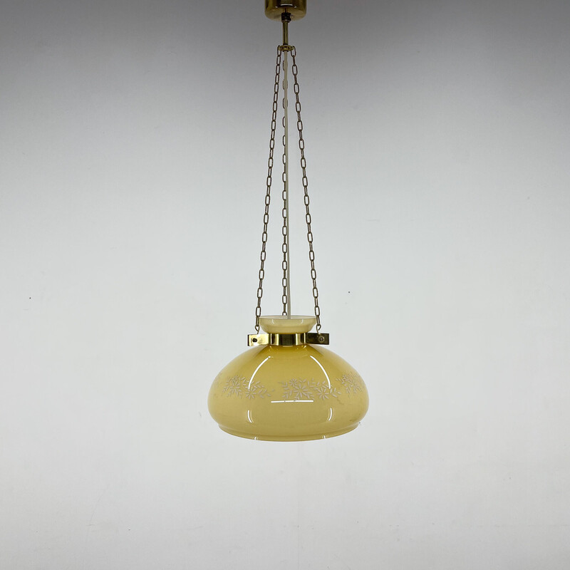 Lámpara colgante vintage de vidrio y latón, 1950