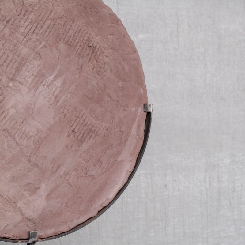 Esemplare vintage di cerchio di pietre con supporto in ferro, Belgio