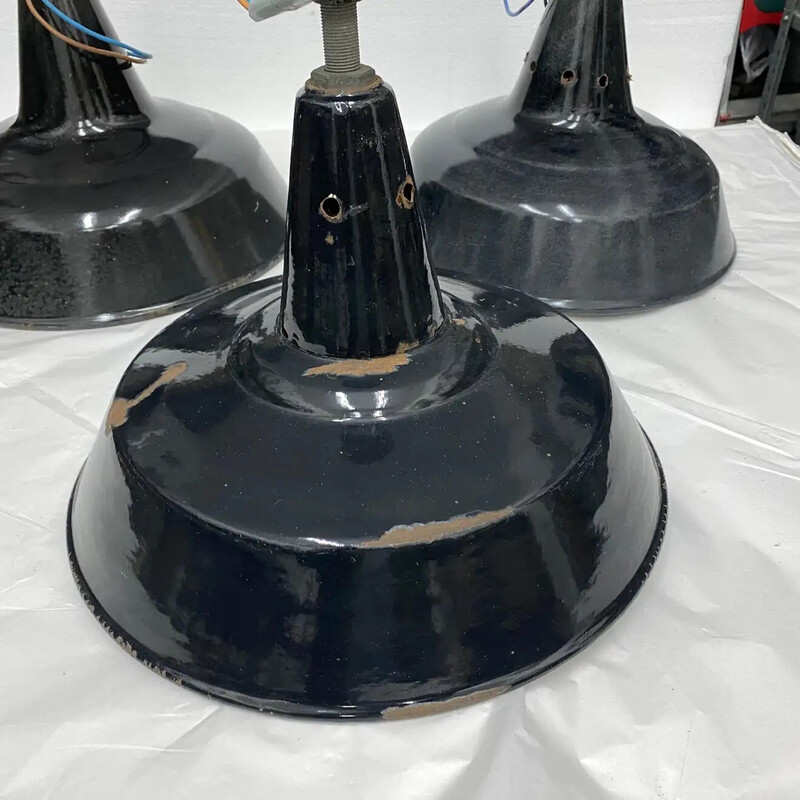Conjunto de 3 candeeiros suspensos industriais de metal pintados de preto, anos 30