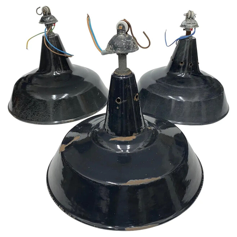 Conjunto de 3 candeeiros suspensos industriais de metal pintados de preto, anos 30