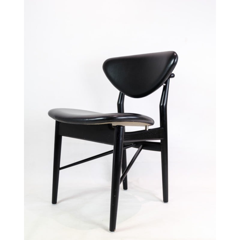 Chaise vintage en bois de chêne peint en noir modèle 108 par Finn Juhl