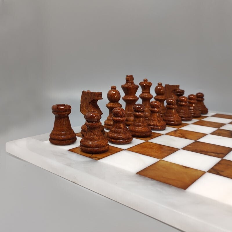 Juego de ajedrez vintage marrón y blanco en alabastro de Volterra hecho a mano, Italia años 70