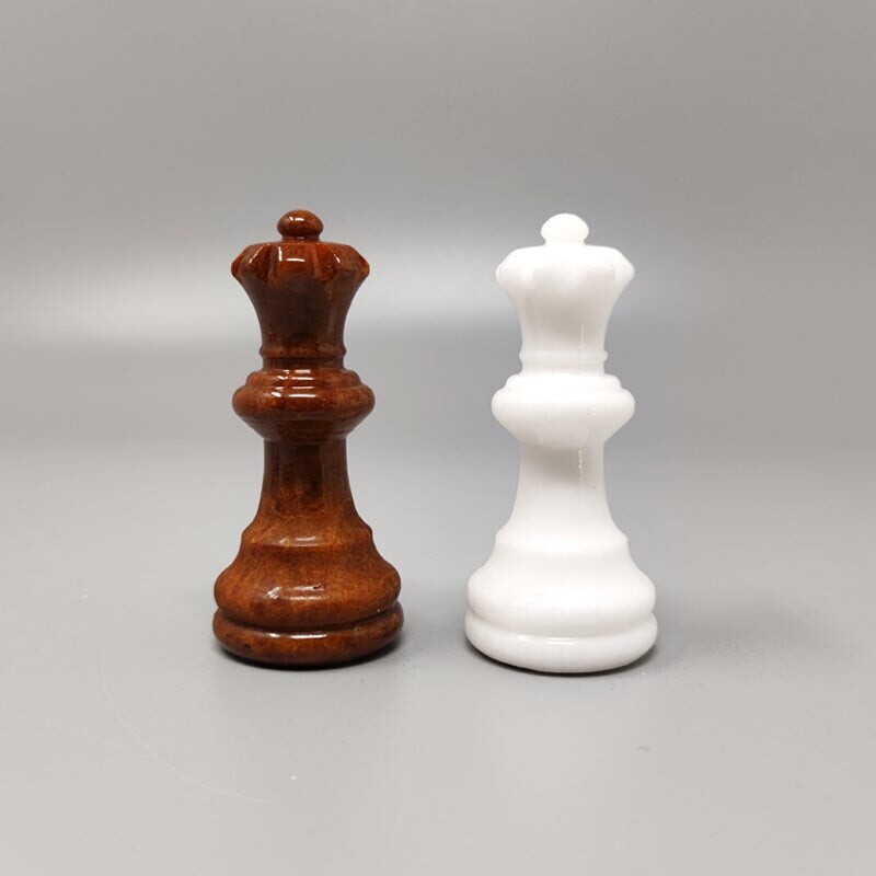 Juego de ajedrez vintage marrón y blanco en alabastro de Volterra hecho a mano, Italia años 70