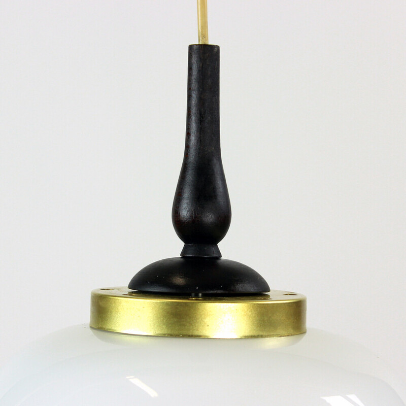 Lámpara colgante de mediados de siglo con dos luces de opalina, Checoslovaquia Años 60