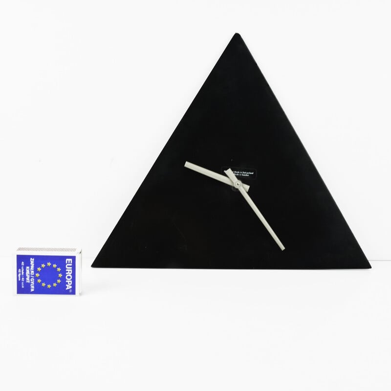 Horloge murale triangulaire vintage de Scholer, Suisse 1980