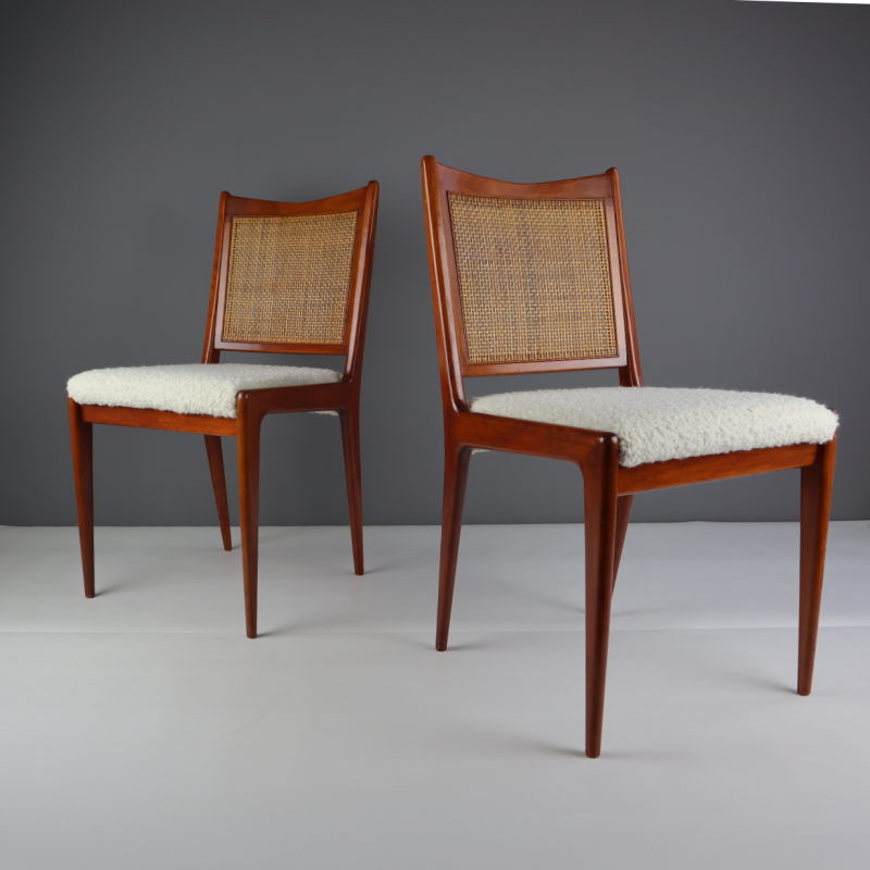 Coppia di sedie svedesi di metà secolo in teak e tessuto