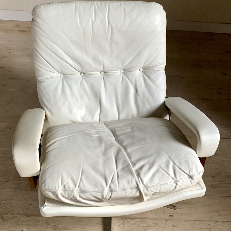 Vintage wit lederen fauteuil met voetenbankje van André Vandenbeuck voor Strässle, 1970