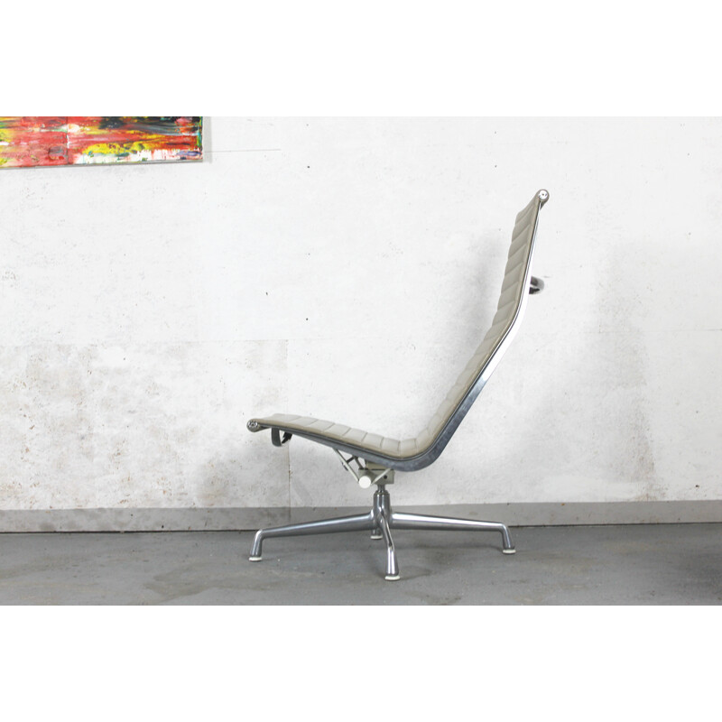 Cadeira Vintage lounge com otomano de alumínio da Eames para Vitra, década de 1960