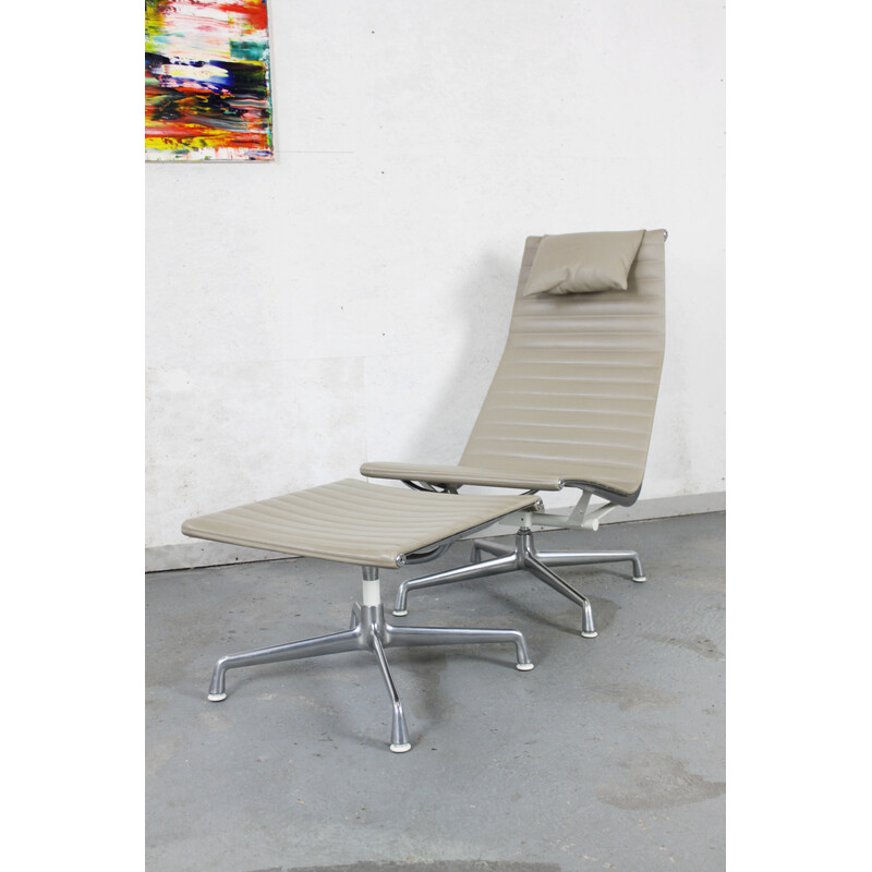 Vintage lounge stoel met aluminium voetenbankje van Eames voor Vitra, 1960