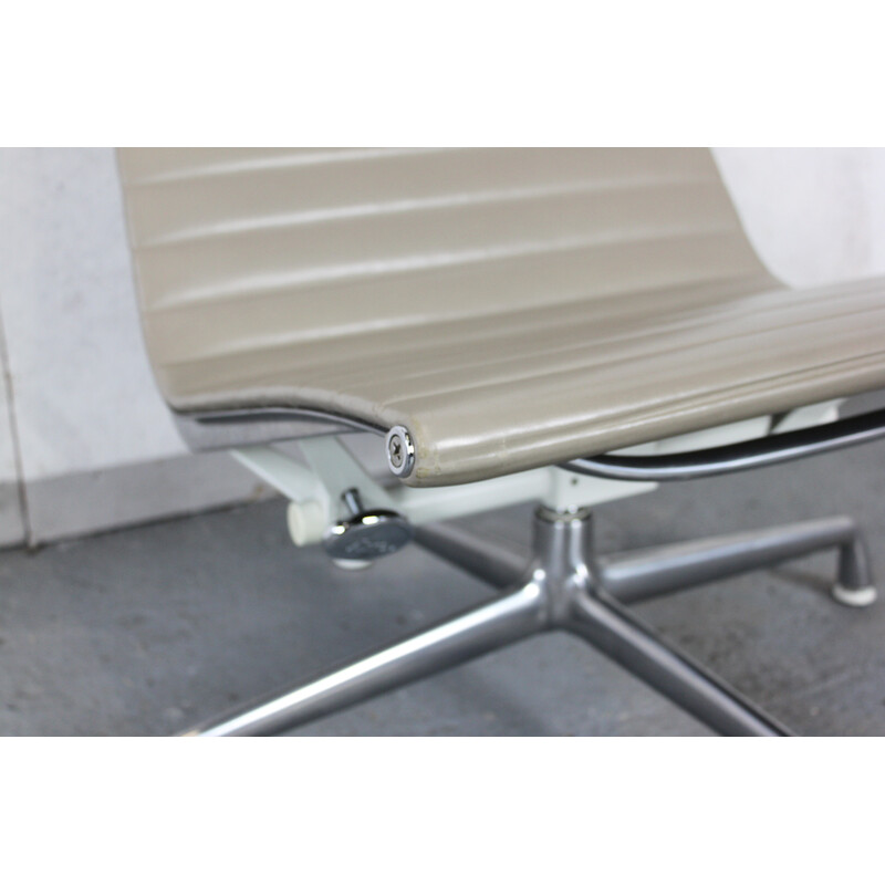 Fauteuil lounge vintage avec ottoman en aluminium par Eames pour Vitra, 1960