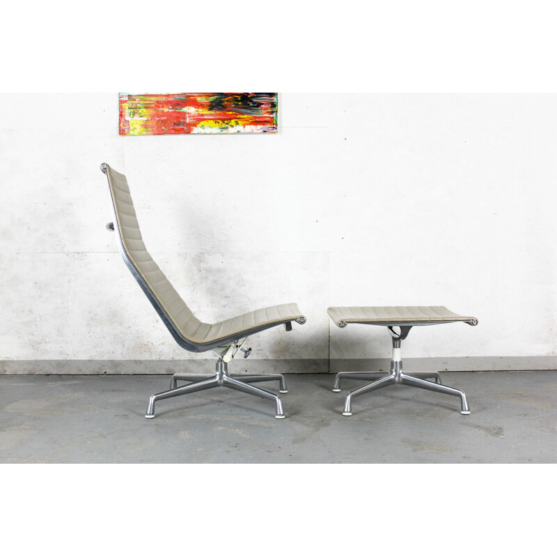 Cadeira Vintage lounge com otomano de alumínio da Eames para Vitra, década de 1960