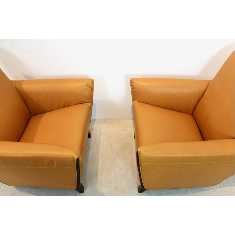 Pair of vintage F330 leather lounge chairs by Gerard van den Berg for Artifort