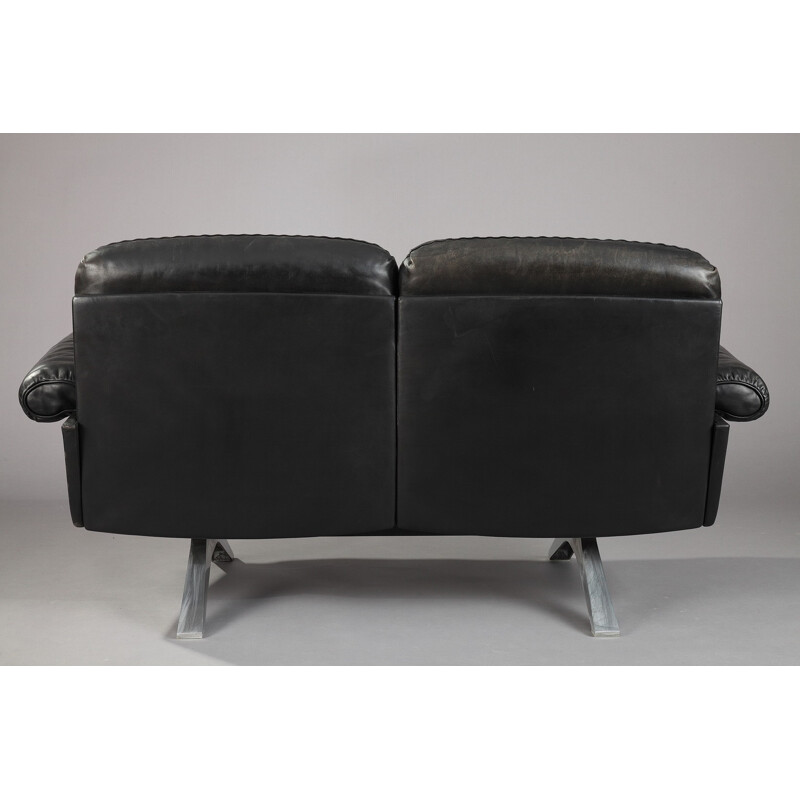 Ensemble de salon canapé 2 places avec un fauteuil pivotant et un ottoman modèle DS31 produit par De Sede - 1970