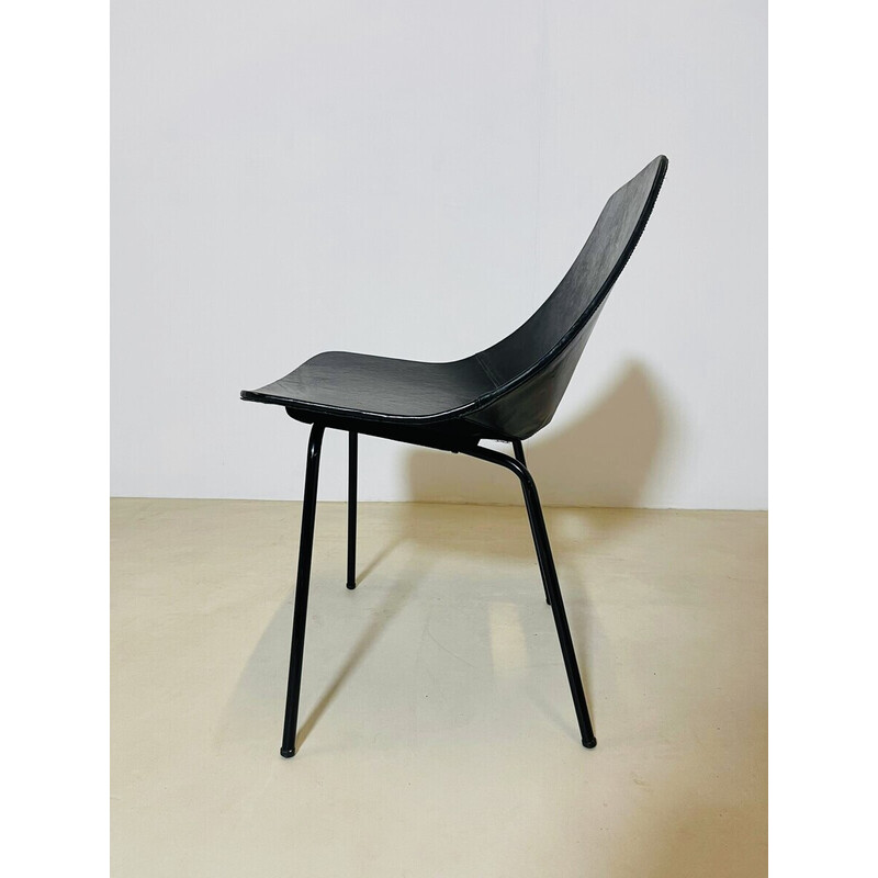 Chaise vintage Tonneau noire par Pierre Guariche, 1950