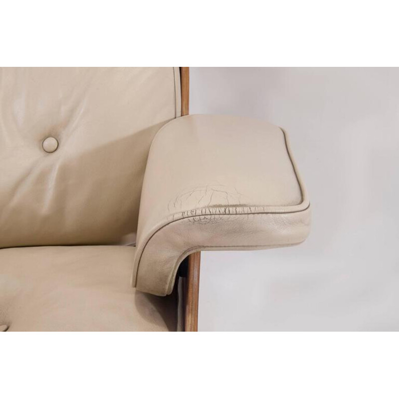 Ensemble fauteuil et ottoman beiges en cuir produit par Mobilier International - 1960